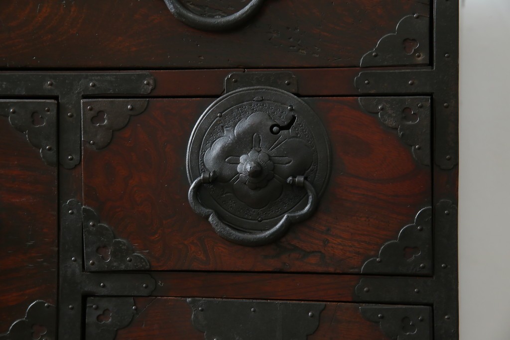 和製アンティーク　前面ケヤキ材　お部屋に取り入れやすい幅狭のサイズが魅力的な仙台箪笥　(R-050963)