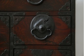 和製アンティーク　前面ケヤキ材　お部屋に取り入れやすい幅狭のサイズが魅力的な仙台箪笥　(R-050963)