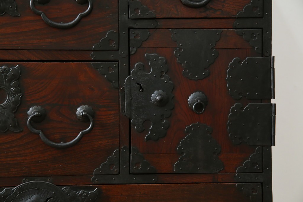 和製アンティーク　前面ケヤキ材　お部屋に取り入れやすい幅狭のサイズが魅力的な仙台箪笥　(R-050963)