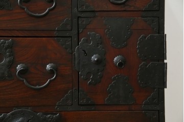 和製アンティーク　前面ケヤキ材　お部屋に取り入れやすい幅狭のサイズが魅力的な仙台箪笥　(R-050963)