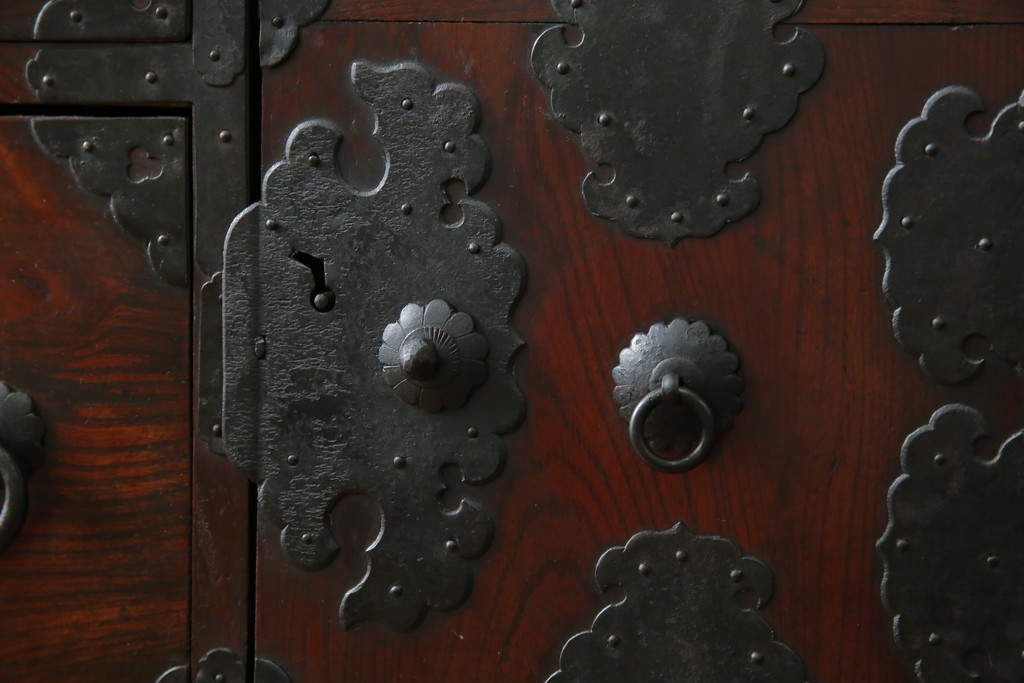 和製アンティーク　前面ケヤキ材　お部屋に取り入れやすい幅狭のサイズが魅力的な仙台箪笥　(R-050963)