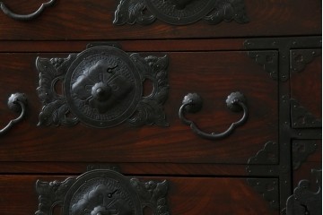 和製アンティーク　前面ケヤキ材　お部屋に取り入れやすい幅狭のサイズが魅力的な仙台箪笥　(R-050963)