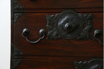 和製アンティーク　前面ケヤキ材　お部屋に取り入れやすい幅狭のサイズが魅力的な仙台箪笥　(R-050963)