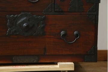 和製アンティーク　前面ケヤキ材　お部屋に取り入れやすい幅狭のサイズが魅力的な仙台箪笥　(R-050963)