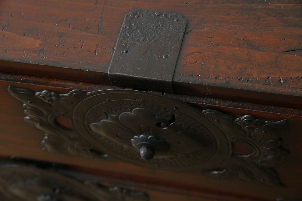 和製アンティーク　前面ケヤキ材　お部屋に取り入れやすい幅狭のサイズが魅力的な仙台箪笥　(R-050963)