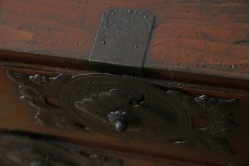 和製アンティーク　前面ケヤキ材　お部屋に取り入れやすい幅狭のサイズが魅力的な仙台箪笥　(R-050963)