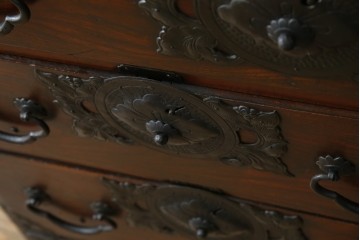 和製アンティーク　前面ケヤキ材　お部屋に取り入れやすい幅狭のサイズが魅力的な仙台箪笥　(R-050963)