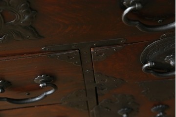 和製アンティーク　前面ケヤキ材　お部屋に取り入れやすい幅狭のサイズが魅力的な仙台箪笥　(R-050963)