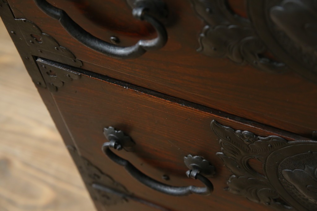 和製アンティーク　前面ケヤキ材　お部屋に取り入れやすい幅狭のサイズが魅力的な仙台箪笥　(R-050963)