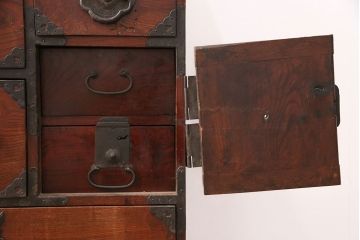 和製アンティーク　前面ケヤキ材　お部屋に取り入れやすい幅狭のサイズが魅力的な仙台箪笥(衣装箪笥、整理箪笥、時代箪笥、収納たんす、和タンス)(R-050963)