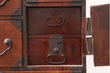 和製アンティーク　前面ケヤキ材　お部屋に取り入れやすい幅狭のサイズが魅力的な仙台箪笥(衣装箪笥、整理箪笥、時代箪笥、収納たんす、和タンス)(R-050963)