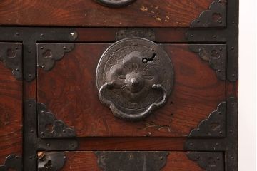 和製アンティーク　前面ケヤキ材　お部屋に取り入れやすい幅狭のサイズが魅力的な仙台箪笥(衣装箪笥、整理箪笥、時代箪笥、収納たんす、和タンス)(R-050963)