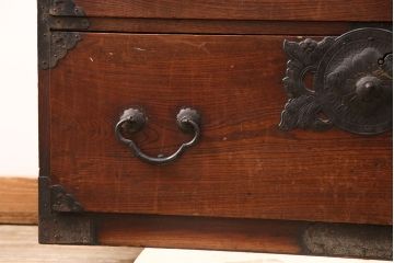 和製アンティーク　前面ケヤキ材　お部屋に取り入れやすい幅狭のサイズが魅力的な仙台箪笥(衣装箪笥、整理箪笥、時代箪笥、収納たんす、和タンス)(R-050963)