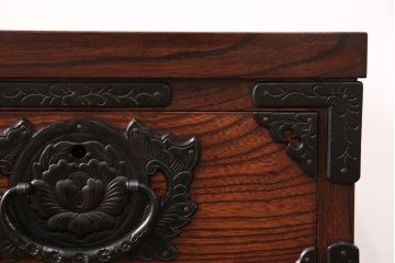 中古　岩谷堂箪笥　繊細な意匠が施された金具が存在感を放つローボード(ローチェスト、テレビ台、テレビボード)(R-050964)