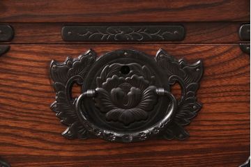 中古　岩谷堂箪笥　繊細な意匠が施された金具が存在感を放つローボード(ローチェスト、テレビ台、テレビボード)(R-050964)