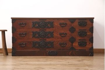 中古　岩谷堂箪笥　天板リメイク　迫力ある金具が魅力!和の趣あふれるローボード(リビングボード、ローチェスト、テレビ台、テレビボード)(R-050965)