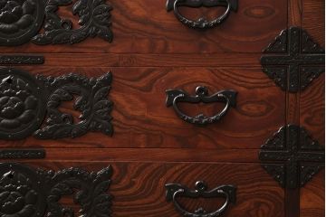 中古　岩谷堂箪笥　天板リメイク　迫力ある金具が魅力!和の趣あふれるローボード(リビングボード、ローチェスト、テレビ台、テレビボード)(R-050965)