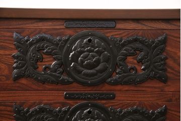 中古　岩谷堂箪笥　天板リメイク　迫力ある金具が魅力!和の趣あふれるローボード(リビングボード、ローチェスト、テレビ台、テレビボード)(R-050965)