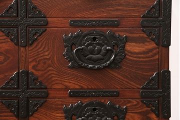 中古　岩谷堂箪笥　天板リメイク　迫力ある金具が魅力!和の趣あふれるローボード(リビングボード、ローチェスト、テレビ台、テレビボード)(R-050965)
