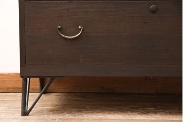 和製アンティーク　桐箪笥リメイク　鉄脚がモダンな印象を醸し出すローチェスト(ローボード、テレビ台、引き出し)(R-050969)
