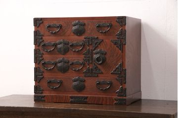 中古　岩谷堂箪笥　巾着モチーフの金具が目を引く小引き出し(小箪笥、卓上収納、小抽斗)(R-050974)