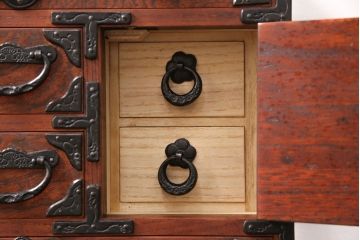 中古　岩谷堂箪笥　巾着モチーフの金具が目を引く小引き出し(小箪笥、卓上収納、小抽斗)(R-050974)