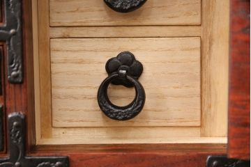 中古　岩谷堂箪笥　巾着モチーフの金具が目を引く小引き出し(小箪笥、卓上収納、小抽斗)(R-050974)