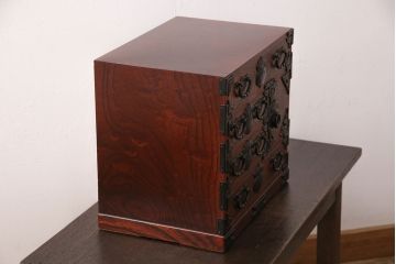 中古　岩谷堂箪笥　巾着モチーフの金具が目を引く小引き出し(小箪笥、卓上収納、小抽斗)(R-050974)