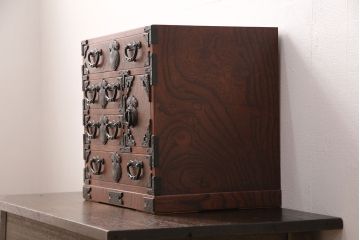 中古　岩谷堂箪笥　巾着モチーフの金具が目を引く小引き出し(小箪笥、卓上収納、小抽斗)(R-050974)