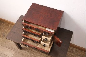 中古　岩谷堂箪笥　巾着モチーフの金具が目を引く小引き出し(小箪笥、卓上収納、小抽斗)(R-050974)