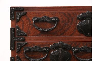 中古　岩谷堂箪笥　巾着モチーフの金具が目を引く小引き出し(小箪笥、卓上収納、小抽斗)(R-050974)