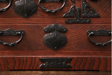 中古　岩谷堂箪笥　巾着モチーフの金具が目を引く小引き出し(小箪笥、卓上収納、小抽斗)(R-050974)