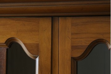 アメリカヴィンテージ　アメリカ輸入家具　DREXEL HERITAGE(ドレクセルヘリテイジ)　 エレガントなデザインが魅力的なキャビネット　(R-050975)