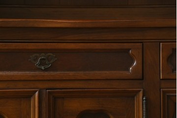アメリカヴィンテージ　アメリカ輸入家具　DREXEL HERITAGE(ドレクセルヘリテイジ)　 エレガントなデザインが魅力的なキャビネット　(R-050975)