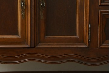 アメリカヴィンテージ　アメリカ輸入家具　DREXEL HERITAGE(ドレクセルヘリテイジ)　 エレガントなデザインが魅力的なキャビネット　(R-050975)