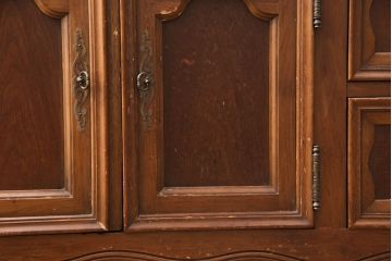 アメリカヴィンテージ　アメリカ輸入家具　DREXEL HERITAGE(ドレクセルヘリテイジ)　 エレガントなデザインが魅力的なキャビネット(カップボード、食器棚、収納棚、ビンテージ)(R-050975)