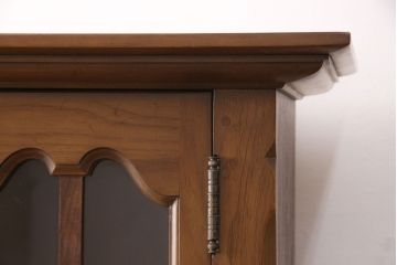 アメリカヴィンテージ　アメリカ輸入家具　DREXEL HERITAGE(ドレクセルヘリテイジ)　 エレガントなデザインが魅力的なキャビネット(カップボード、食器棚、収納棚、ビンテージ)(R-050975)