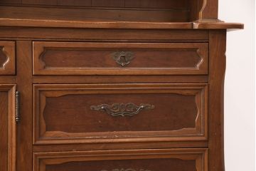 アメリカヴィンテージ　アメリカ輸入家具　DREXEL HERITAGE(ドレクセルヘリテイジ)　 エレガントなデザインが魅力的なキャビネット(カップボード、食器棚、収納棚、ビンテージ)(R-050975)