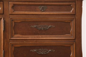 アメリカヴィンテージ　アメリカ輸入家具　DREXEL HERITAGE(ドレクセルヘリテイジ)　 エレガントなデザインが魅力的なキャビネット(カップボード、食器棚、収納棚、ビンテージ)(R-050975)