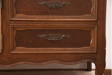 アメリカヴィンテージ　アメリカ輸入家具　DREXEL HERITAGE(ドレクセルヘリテイジ)　 エレガントなデザインが魅力的なキャビネット(カップボード、食器棚、収納棚、ビンテージ)(R-050975)