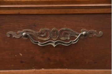 アメリカヴィンテージ　アメリカ輸入家具　DREXEL HERITAGE(ドレクセルヘリテイジ)　 エレガントなデザインが魅力的なキャビネット(カップボード、食器棚、収納棚、ビンテージ)(R-050975)