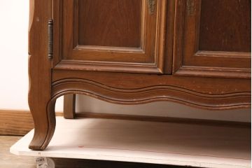 アメリカヴィンテージ　アメリカ輸入家具　DREXEL HERITAGE(ドレクセルヘリテイジ)　 エレガントなデザインが魅力的なキャビネット(カップボード、食器棚、収納棚、ビンテージ)(R-050975)