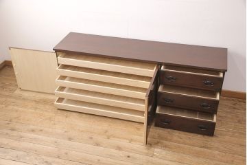 中古　美品　天板リメイク　衣装盆付き　収納力抜群が嬉しい!上品な佇まいが魅力の民芸箪笥ローボード(ローチェスト、テレビ台、テレビボード、リビングボード)(R-050979)
