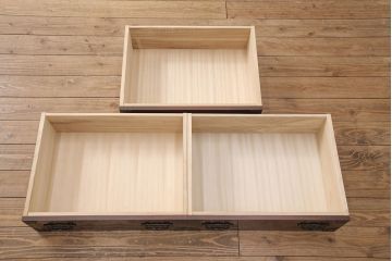 中古　美品　天板リメイク　衣装盆付き　収納力抜群が嬉しい!上品な佇まいが魅力の民芸箪笥ローボード(ローチェスト、テレビ台、テレビボード、リビングボード)(R-050979)