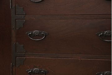 中古　美品　天板リメイク　衣装盆付き　収納力抜群が嬉しい!上品な佇まいが魅力の民芸箪笥ローボード(ローチェスト、テレビ台、テレビボード、リビングボード)(R-050979)