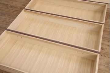 中古　美品　天板リメイク　落ち着いた空間づくりにおすすめ!上品な佇まいが魅力の民芸箪笥ローボード(ローチェスト、テレビ台、テレビボード、リビングボード)(R-050980)