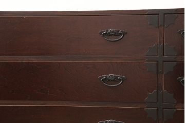 中古　美品　天板リメイク　落ち着いた空間づくりにおすすめ!上品な佇まいが魅力の民芸箪笥ローボード(ローチェスト、テレビ台、テレビボード、リビングボード)(R-050980)