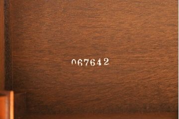 中古　美品　マホガニー材　DREXEL HERITAGE(ドレクセルヘリテイジ)　Triune(トライユン)　カクテルテーブル(センターテーブル、リビングテーブル)(定価約21万円)(R-050981)