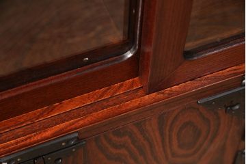 中古　岩谷堂箪笥　菊幸作　くっきりした木目が印象的な収納棚(茶箪笥、サイドキャビネット、飾り棚)(定価約40万円)(R-050989)