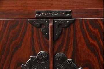 中古　岩谷堂箪笥　菊幸作　くっきりした木目が印象的な収納棚(茶箪笥、サイドキャビネット、飾り棚)(定価約40万円)(R-050989)